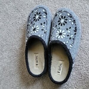 Taos wool clogs brand new 9-9.5